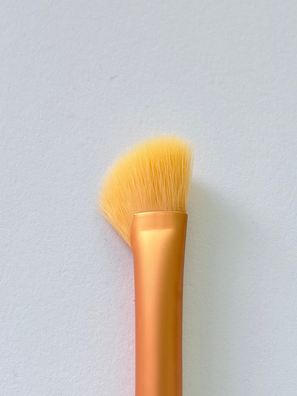 Angled Fan Concealer Brush – Precision Slanted Makeup Brush for Under Eye, Contour & Detail Blending